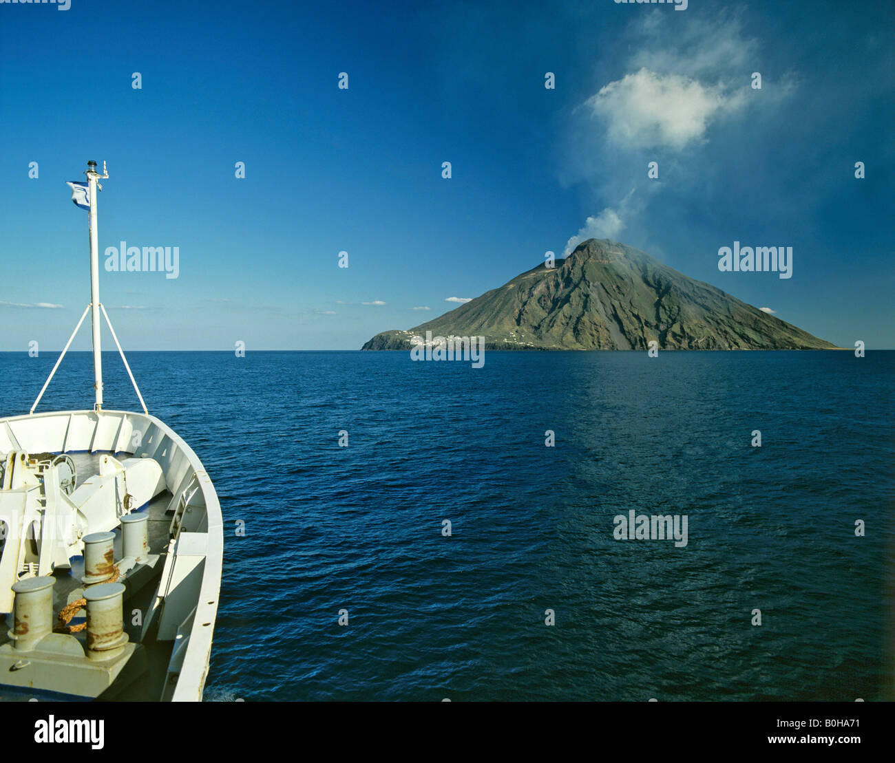 La isla de Stromboli visto desde un ferry, el volcán, erupción, nubes de cenizas, las Islas Eolias, en Sicilia, Italia Foto de stock