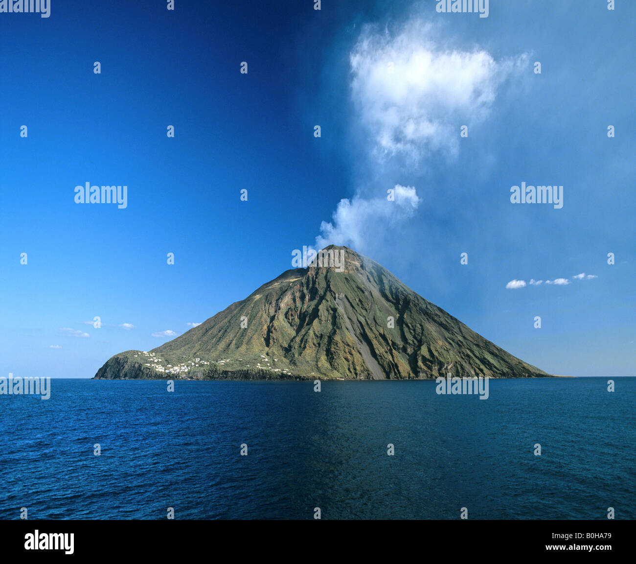 La isla de Stromboli, volcán, erupción, nubes de cenizas, las Islas Eolias, en Sicilia, Italia Foto de stock