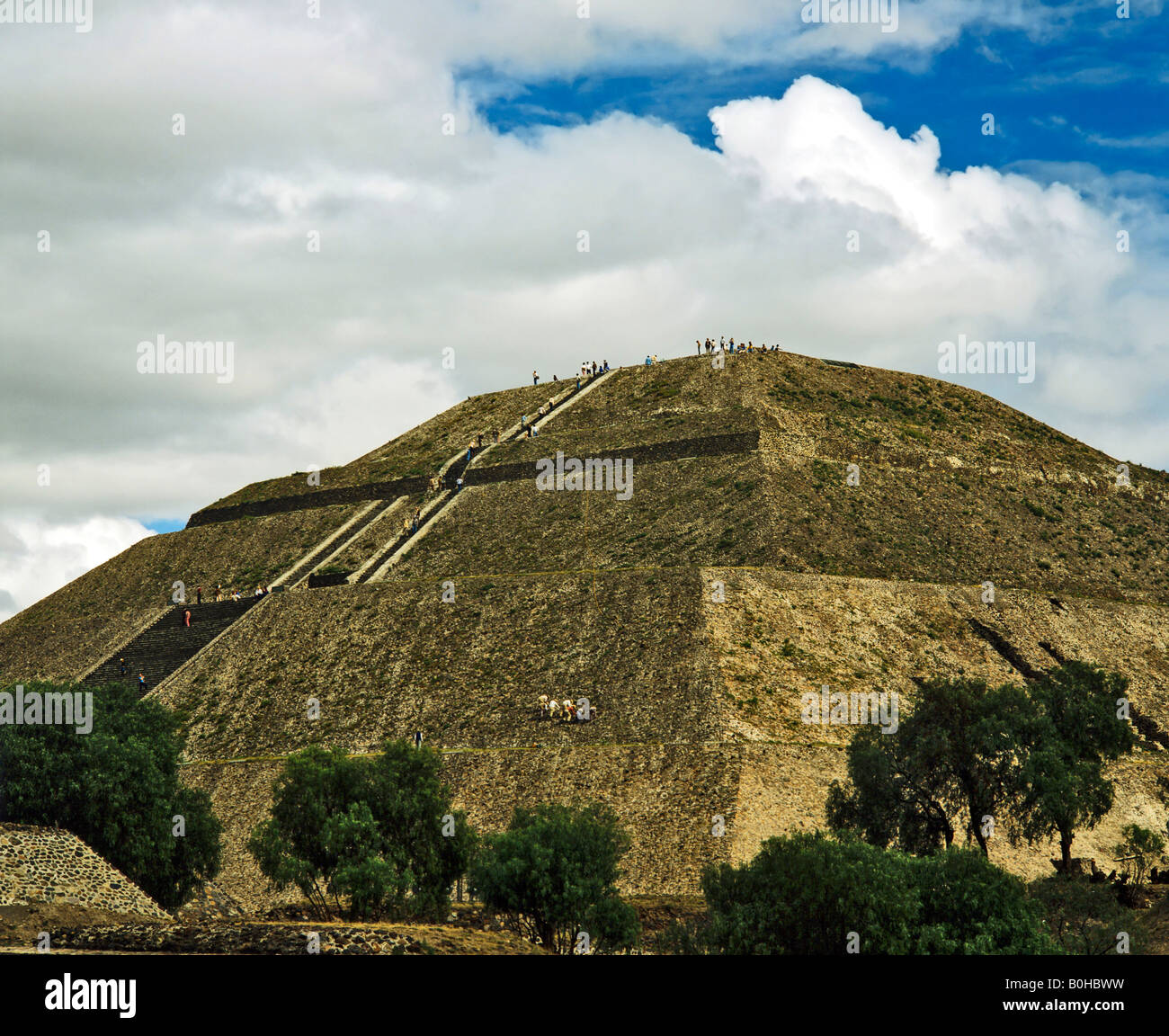 Pirámide del Sol en Teotihuacán, la civilización azteca, cerca de la Ciudad de México, México, América Central Foto de stock