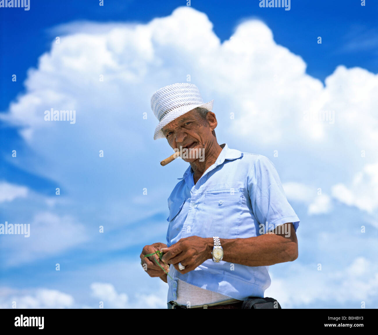 Fumar un cigarro cubano, nubes, Cuba Foto de stock