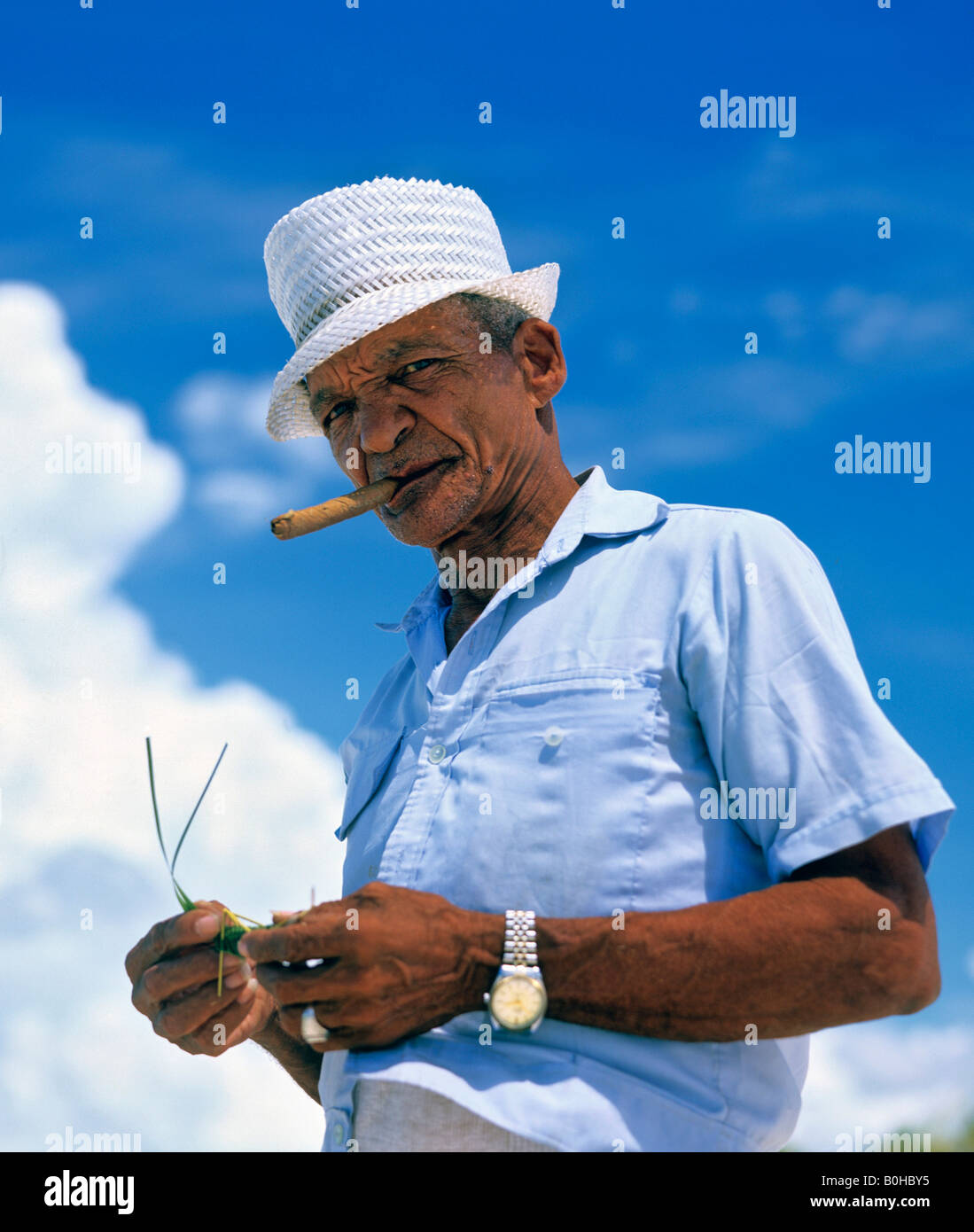 Hombre fumando un cigarro cubano, nubes, Cuba Foto de stock