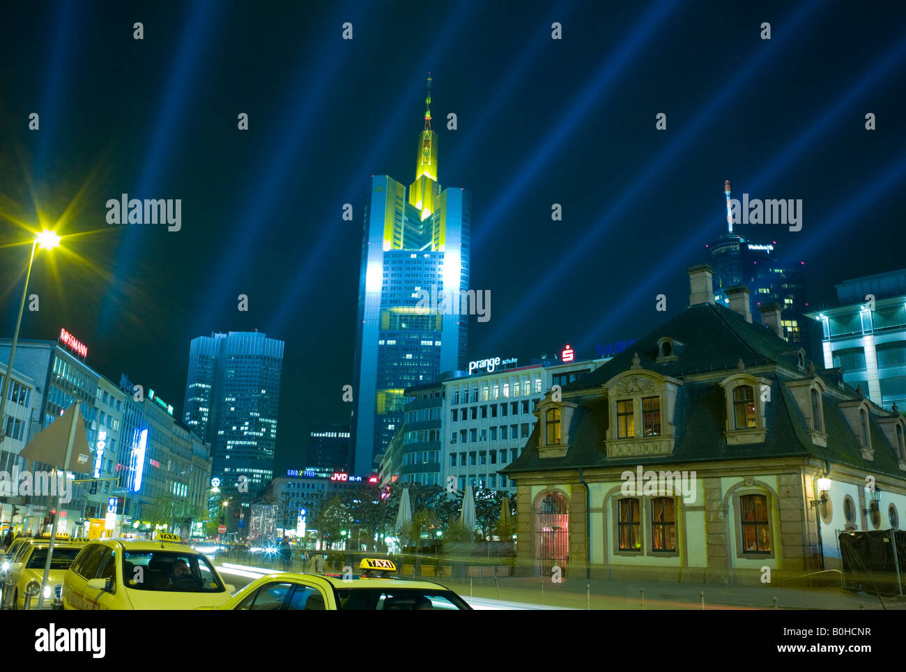 Frankfurt iluminado en la noche, los edificios iluminados con iluminación especial con ocasión de la Luminale, bianual festival de iluminación Foto de stock