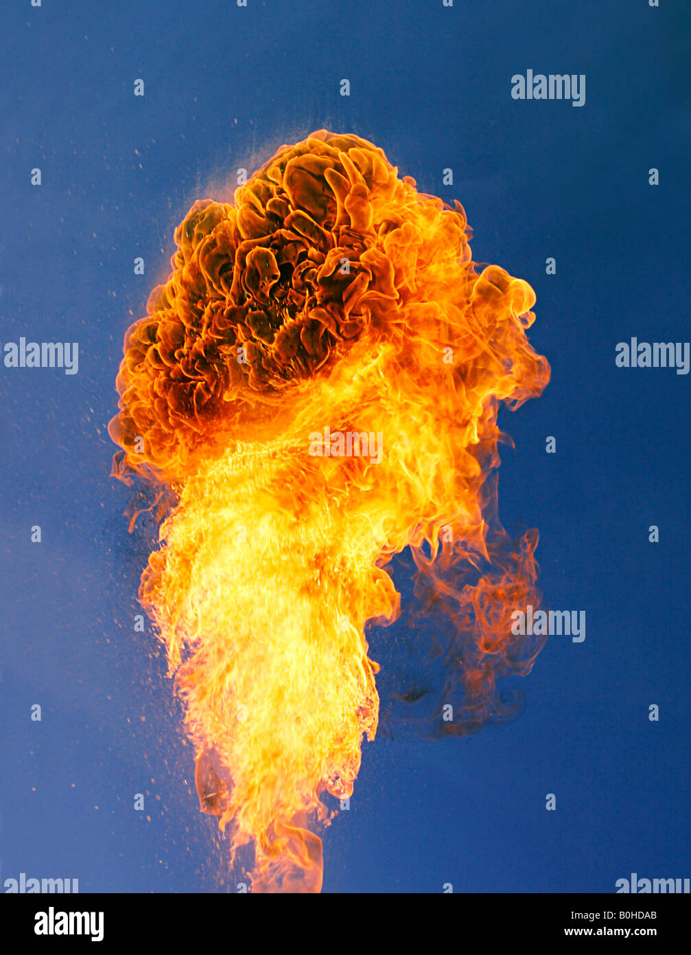 Gran llama, la columna de fuego elevándose de una explosión Foto de stock