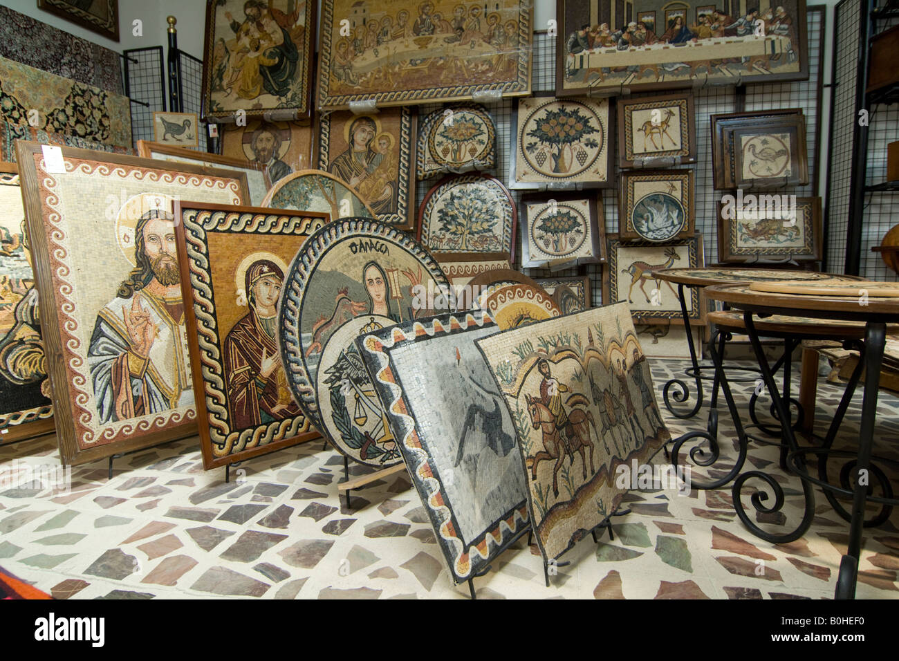 Pinturas de mosaico en una tienda de souvenirs, Jordania, Oriente Medio Foto de stock