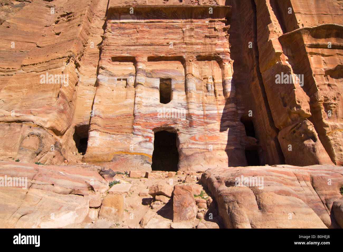 Tumbas cortadas en acantilados, roca en Petra, Jordania, Oriente Medio Foto de stock