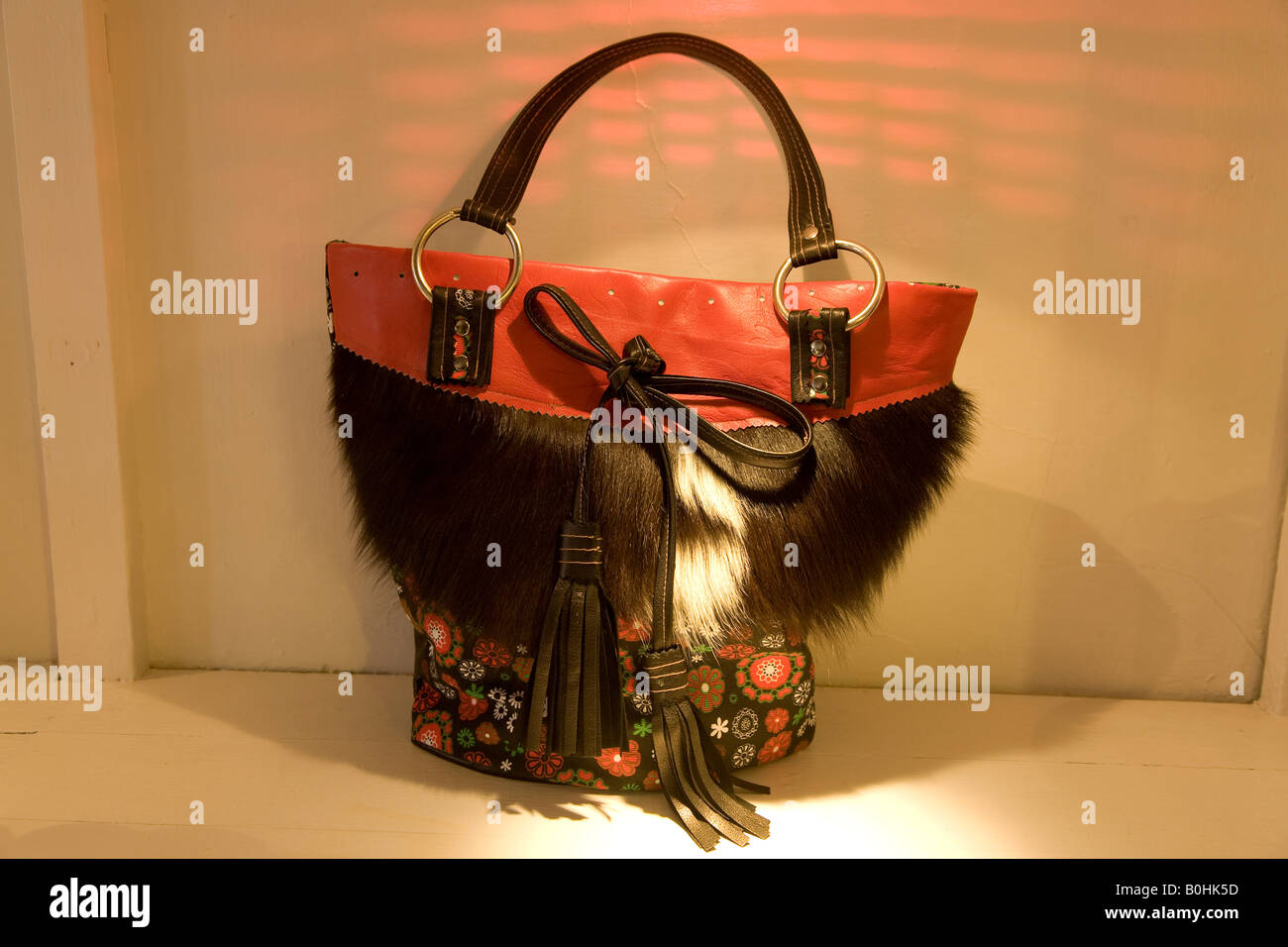 Tienda de bolsos y carteras de cuero fotografías e imágenes de alta  resolución - Alamy