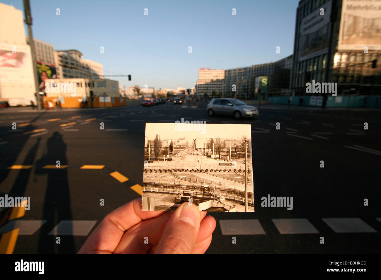 Entonces, como ahora, la mano sosteniendo una vieja foto en blanco y negro de Potsdamer Platz o la Plaza Potsdam mostrando el Muro de Berlín, Berlín, G Foto de stock