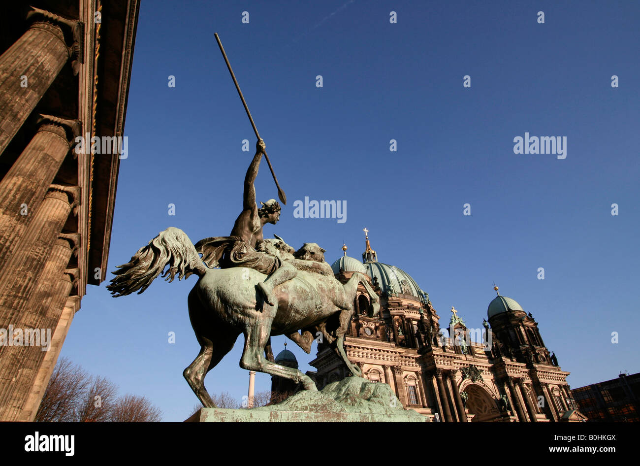 Estatua ecuestre de un animal ataca a un caballo montado por un hombre levantando una lanza para atacar, delante de la Alten Nationalgaler Foto de stock