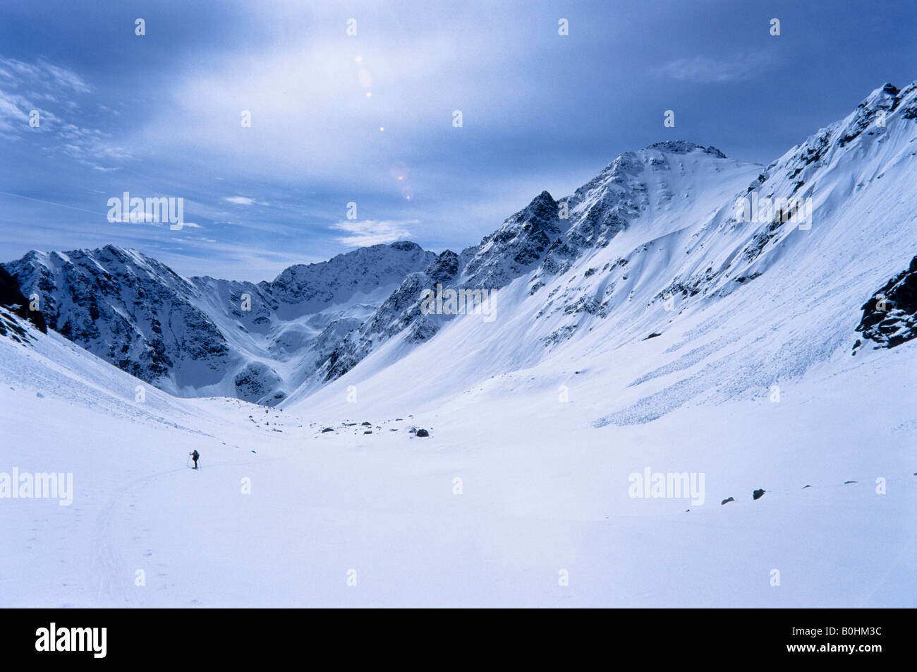 La figura diminuta de un esquí tourer en forma de nieve, ancho alto valle alpino, Alpes Stubai, Tirol, Austria, Europa Foto de stock
