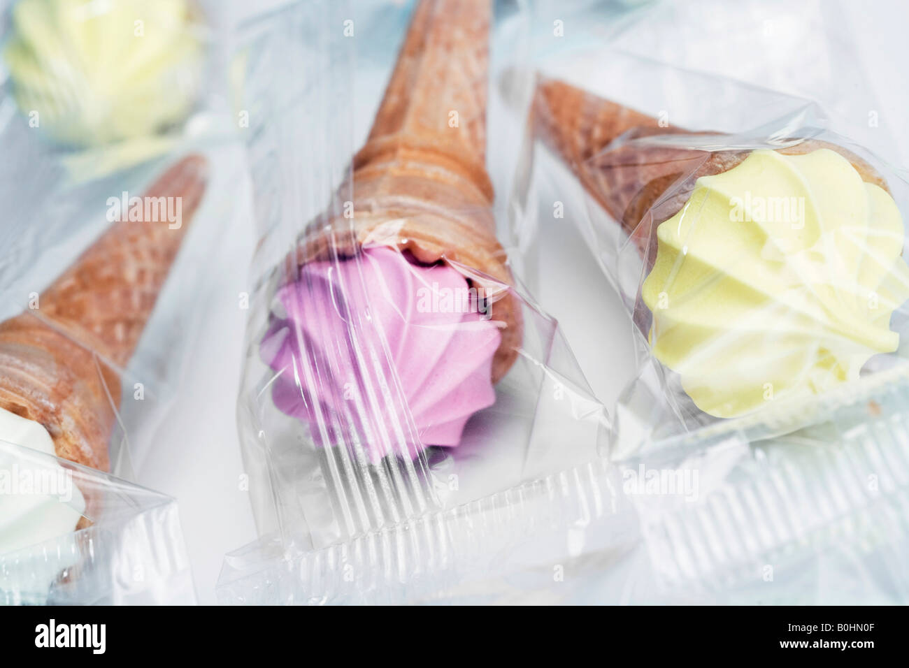 Mashmallow gofres con la forma de servir helados blandos en varios colores Foto de stock