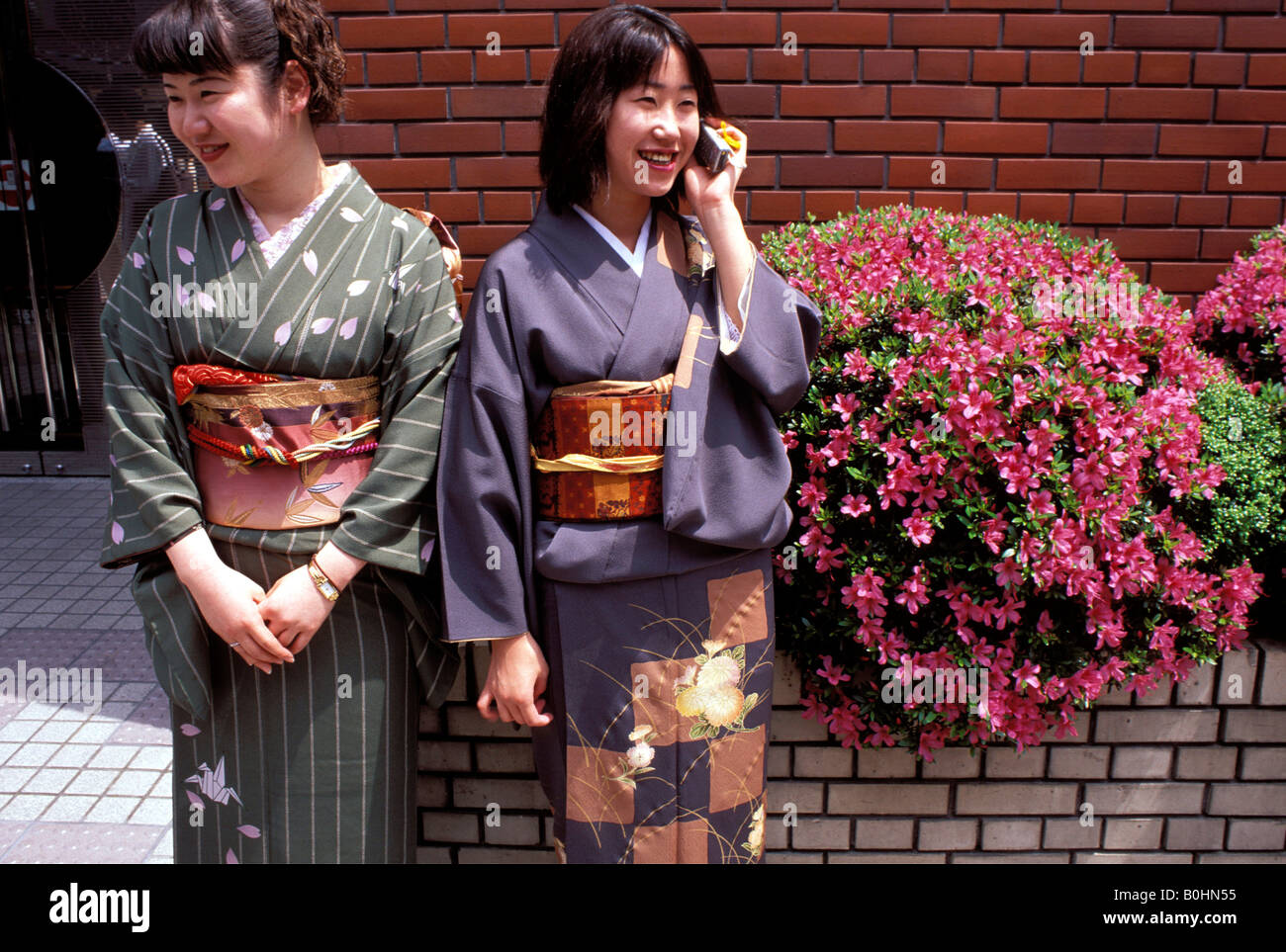 Japan kimono mobile fotografías e imágenes de alta resolución - Alamy