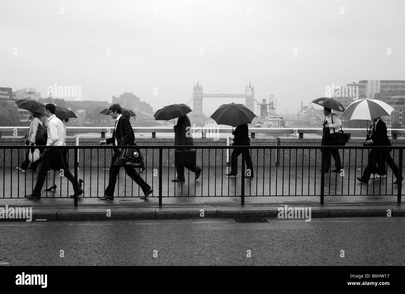 Paraguas de londres Imágenes de stock en blanco y negro - Alamy