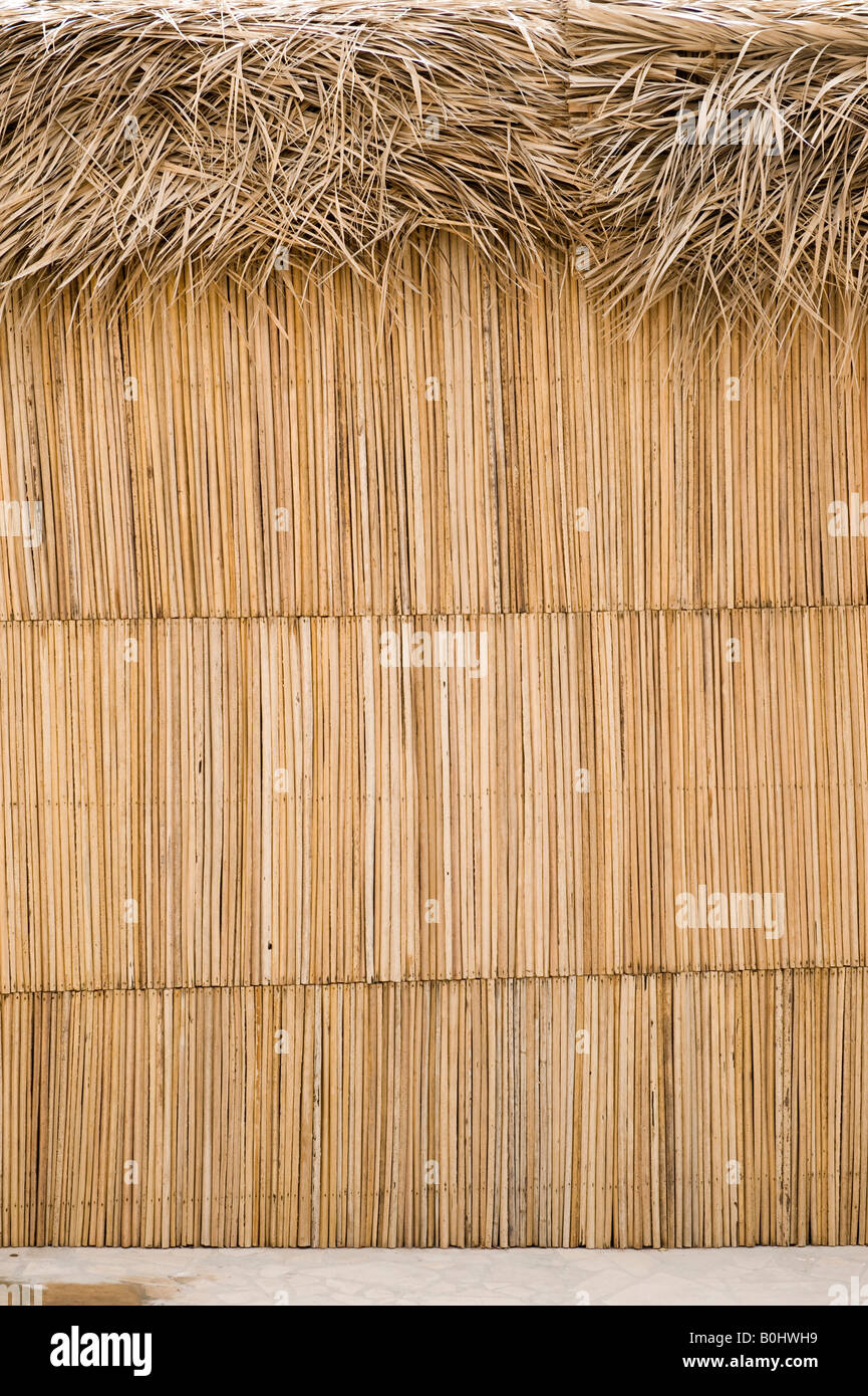 Dubai, Emiratos Árabes Unidos (EAU). Al Bastakiya, un barrio restaurado de la antigua Dubai. Choza de bambú tradicional con techos de cañas Foto de stock