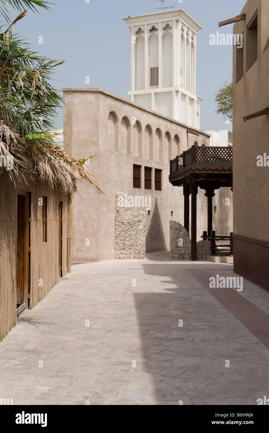 Dubai, Emiratos Árabes Unidos (EAU). En la calle al Bastakiya, un barrio restaurado de la antigua Dubai, que es conocida por sus torres eólicas (barajeel) Foto de stock