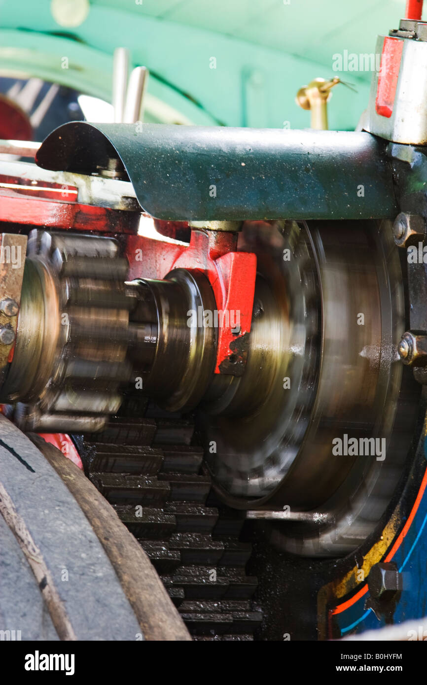 Girar el eje de transmisión, engranajes y ruedas dentadas en un motor de tracción Foto de stock