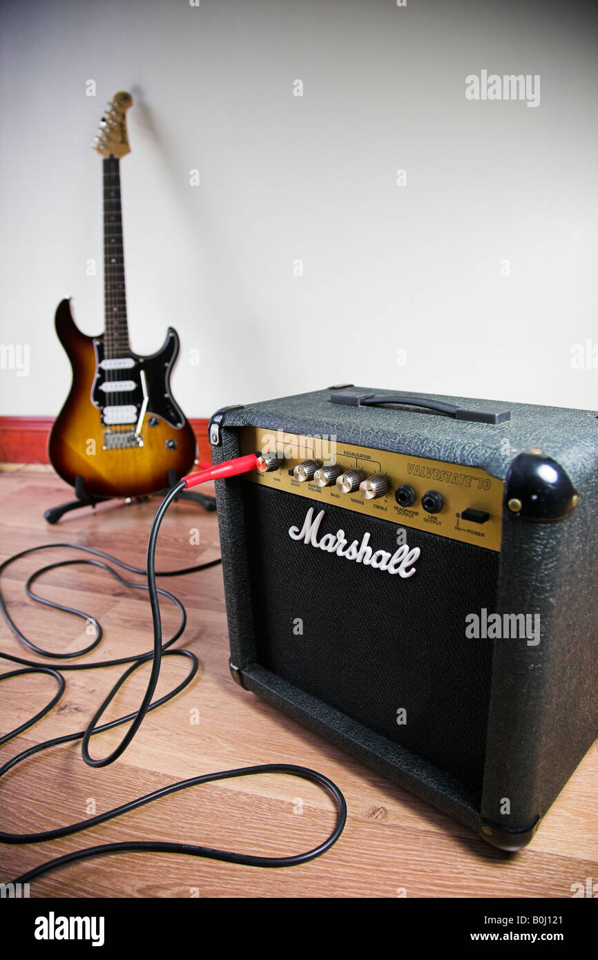 Marshall amplificador conectado a una guitarra eléctrica Fotografía de  stock - Alamy