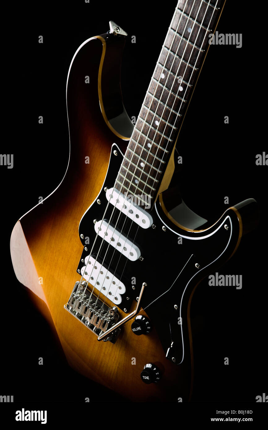Cuerpo de guitarra eléctrica contra un fondo negro Fotografía de stock -  Alamy