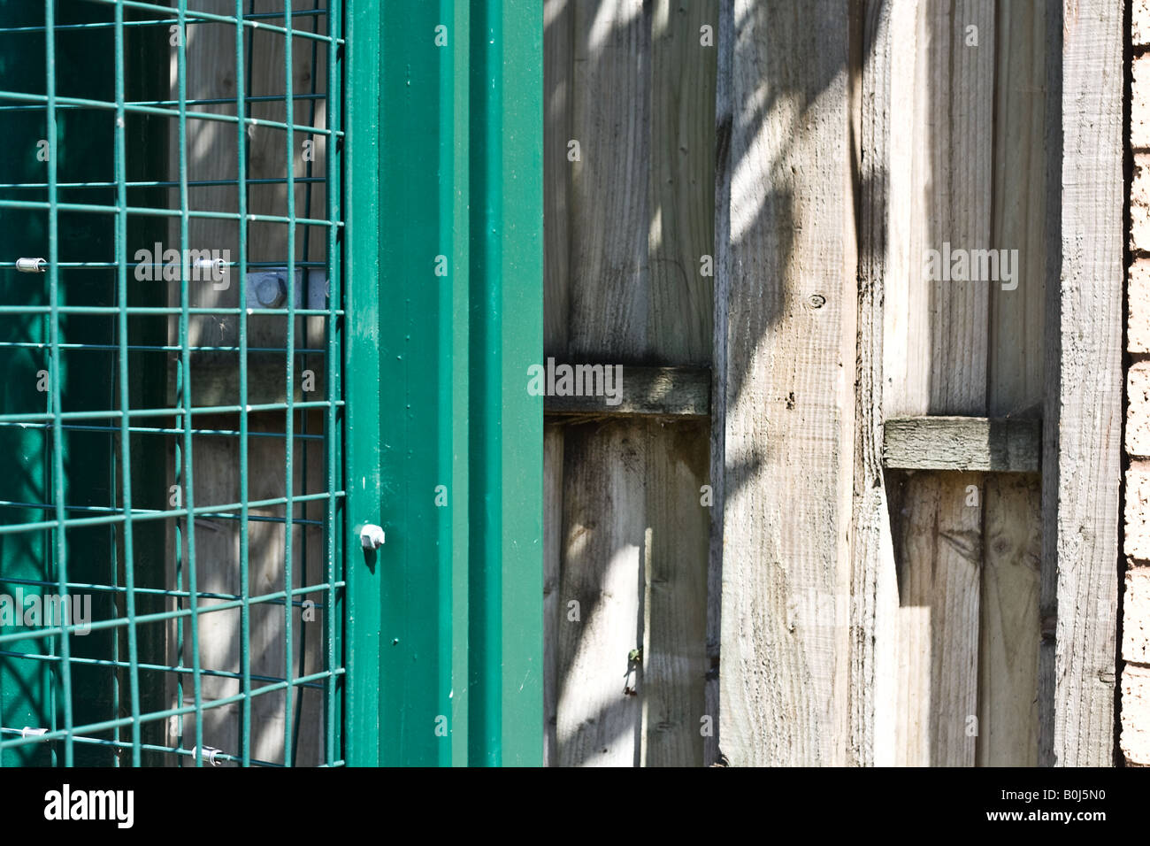 de puerta metálica de malla de alambre verde y la valla de madera Fotografía de stock - Alamy