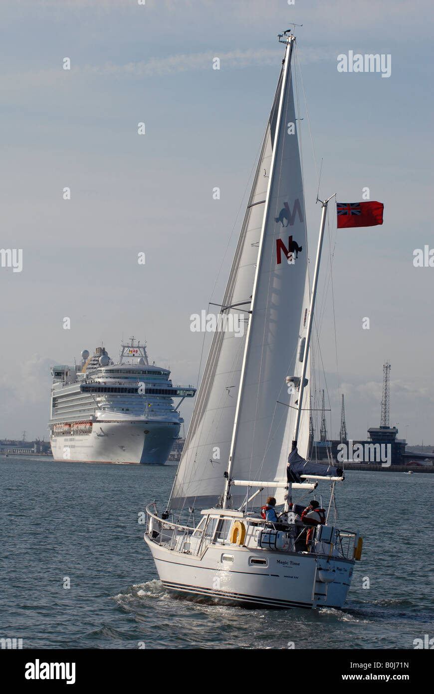 Un velero con motor 331 Nauticat acercando a P&O buque de crucero 'Ventura'  Agua en Southampton, Inglaterra Fotografía de stock - Alamy