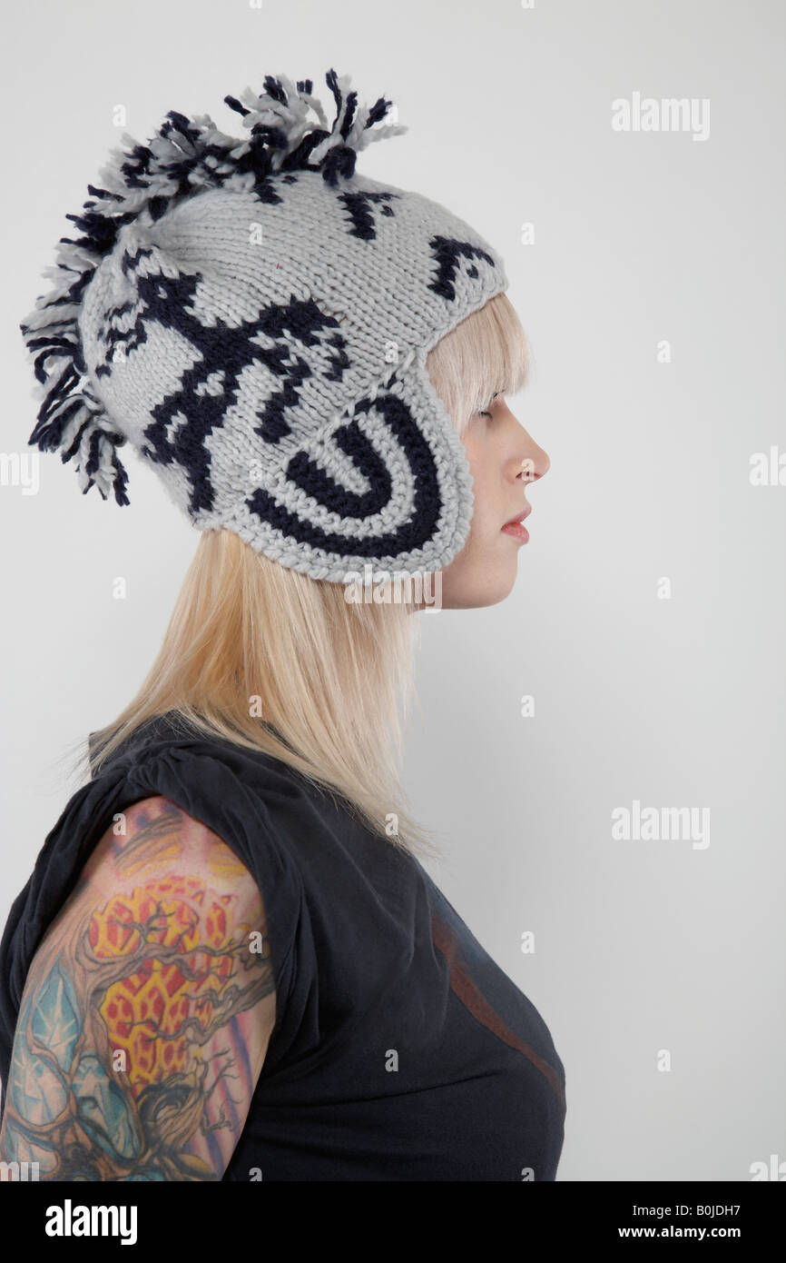 Mujer joven vestir lana cap, perfil Foto de stock