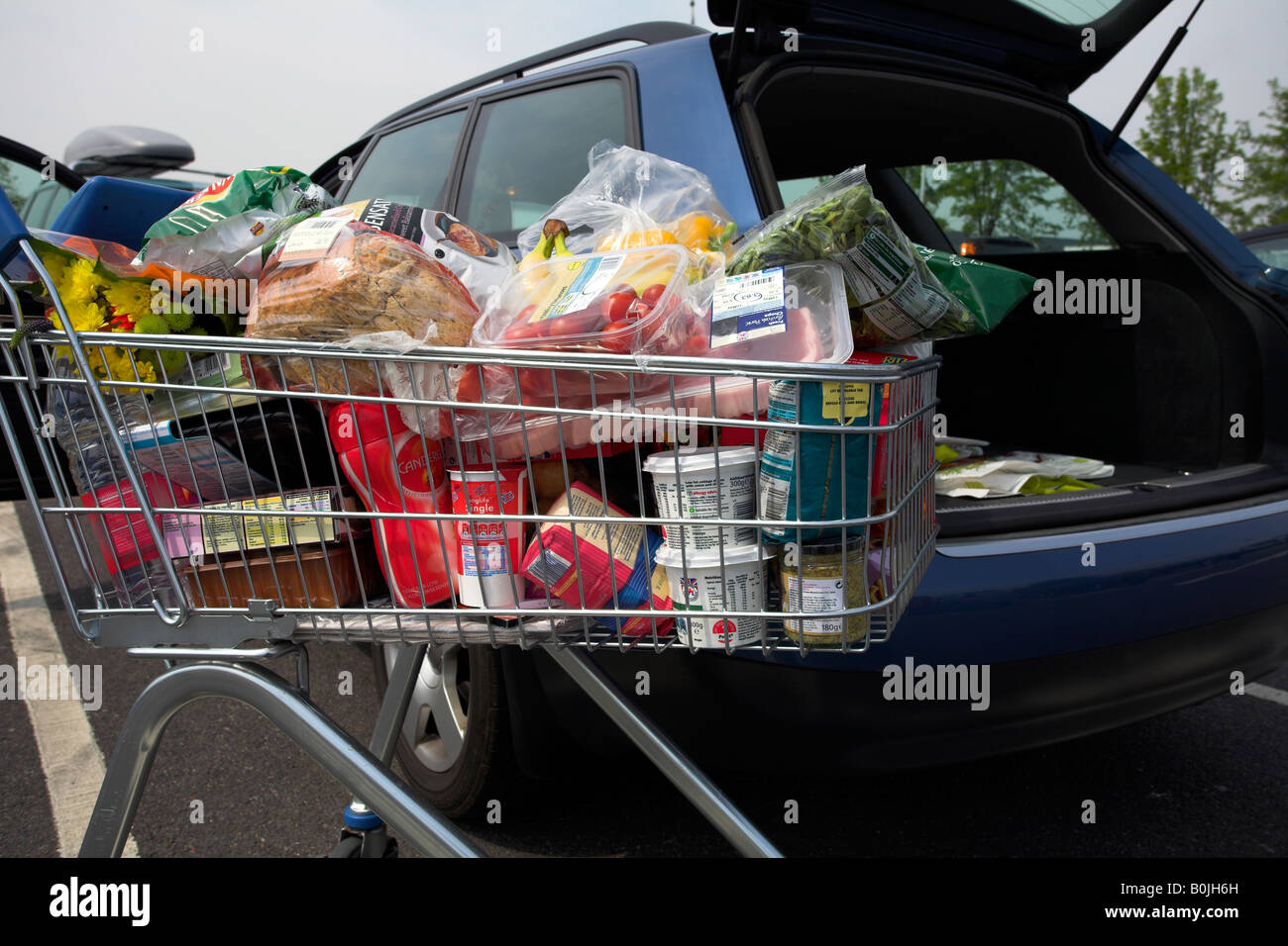 Carrito de supermercado lleno de comestibles Fotografía de stock - Alamy