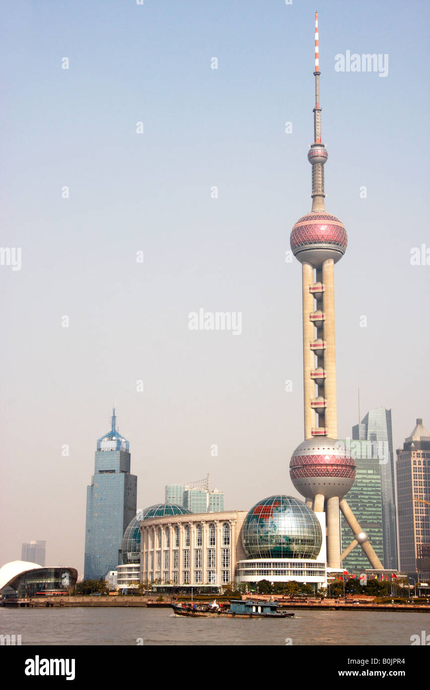 La Pearl Tower' 'en la nueva zona de desarrollo económico de Pudong en Shanghai, China. Foto de stock