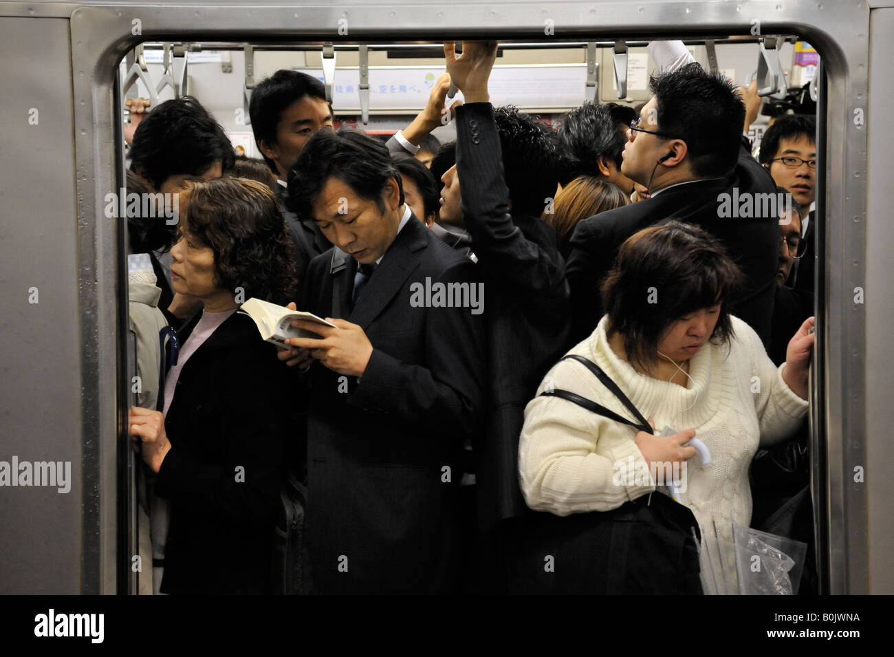 Muchos viajeros en el vagón lleno durante la hora punta en el metro de Tokio  en Japón Fotografía de stock - Alamy