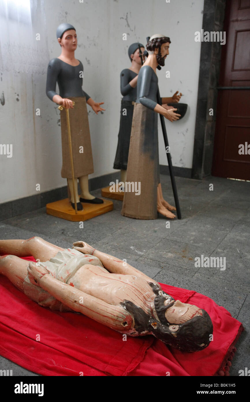 Estatuas de santos católicos almacenados en una capilla sin sus prendas habituales Foto de stock