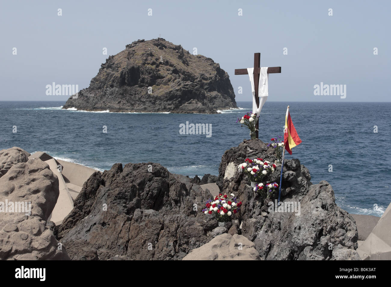 Una cruz en Garachico conmemorar las vidas perdidas en el mar Foto de stock