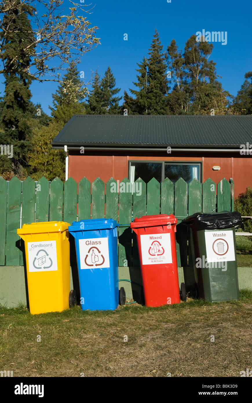 Reciclaje de color caballito papeleras para separación de residuos  Fotografía de stock - Alamy