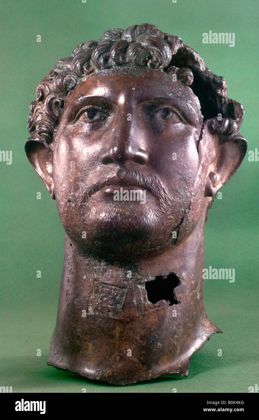 Cabeza de bronce del Emperador Adriano, 2 º siglo DC. Artista: Desconocido Foto de stock
