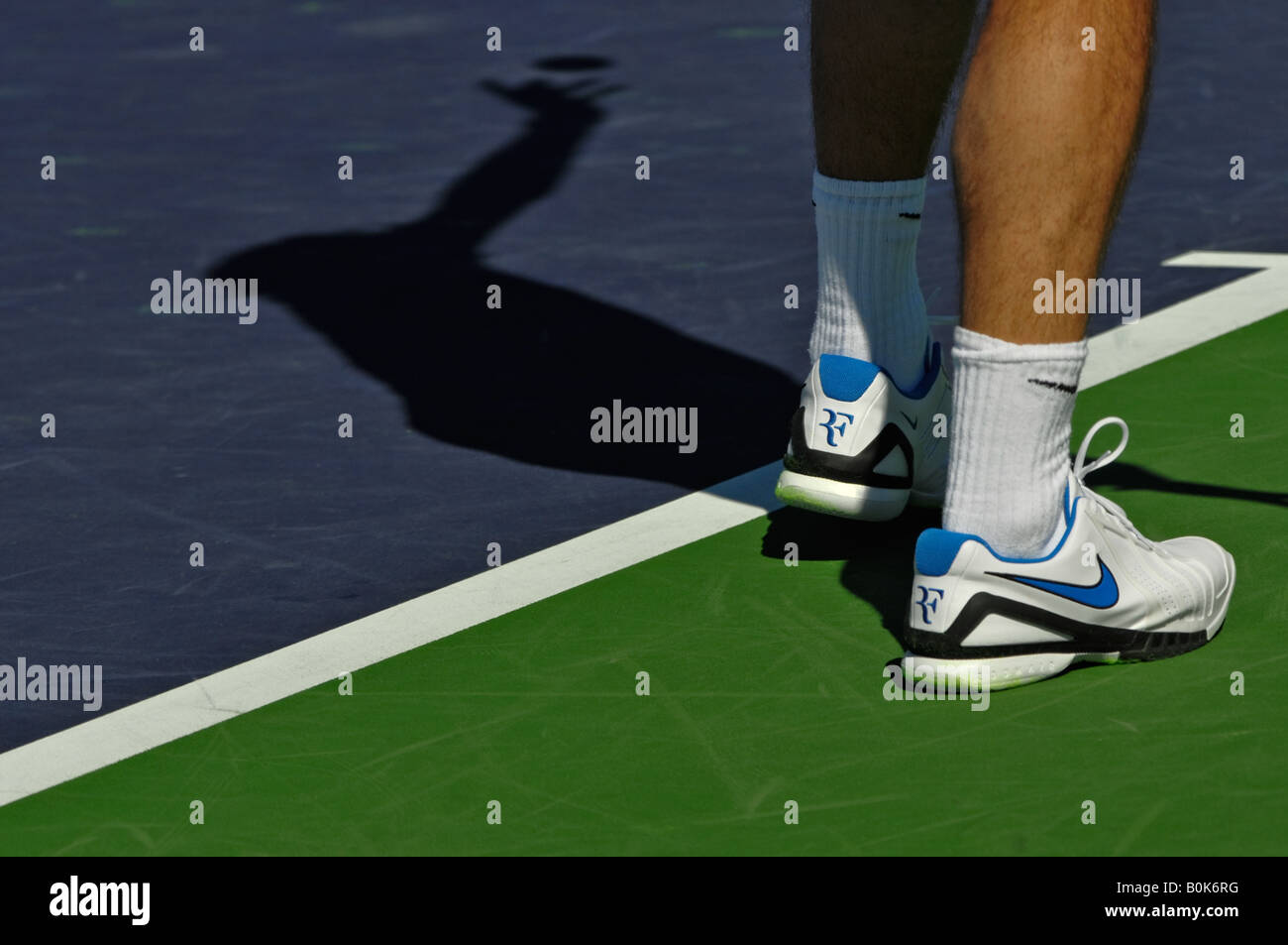 Roger Federer sirve en el Indian Wells 2008 Pacific Life Open, exhibiendo  su personalizado zapatillas de tenis Nike de Roger Federer Fotografía de  stock - Alamy