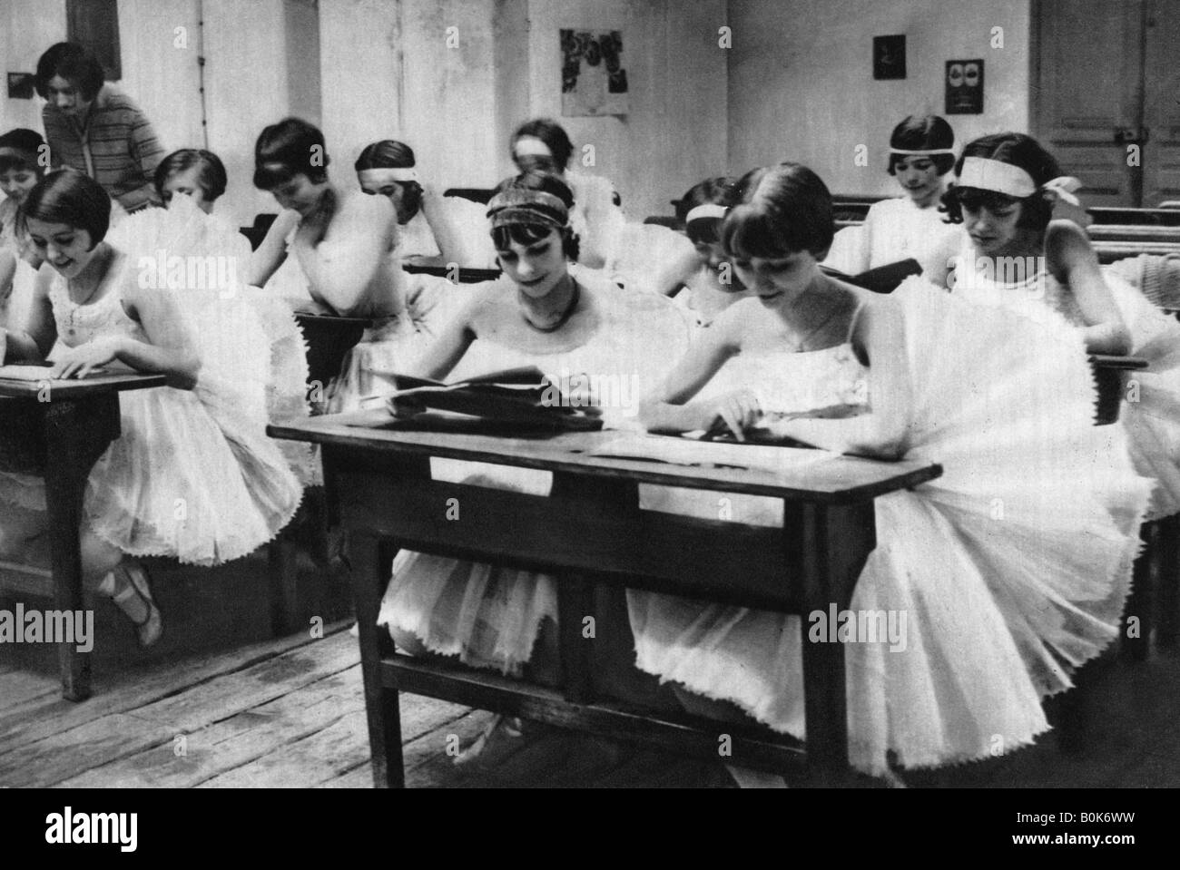 Escuela de jóvenes bailarinas en la Opera, Paris, 1931.Artista: Ernest Flammarion Foto de stock