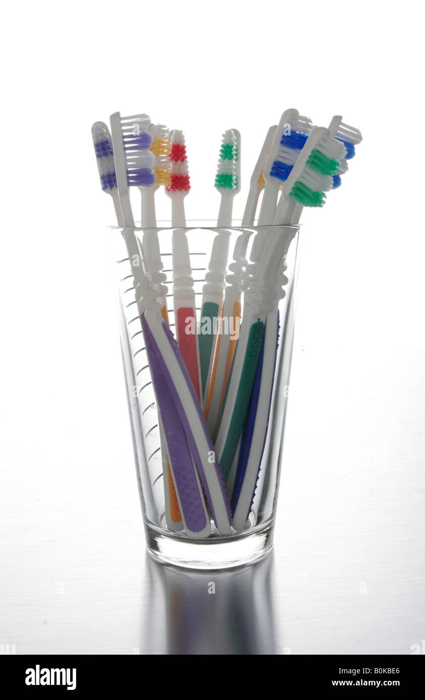 Los cepillos de dientes en vidrio Foto de stock