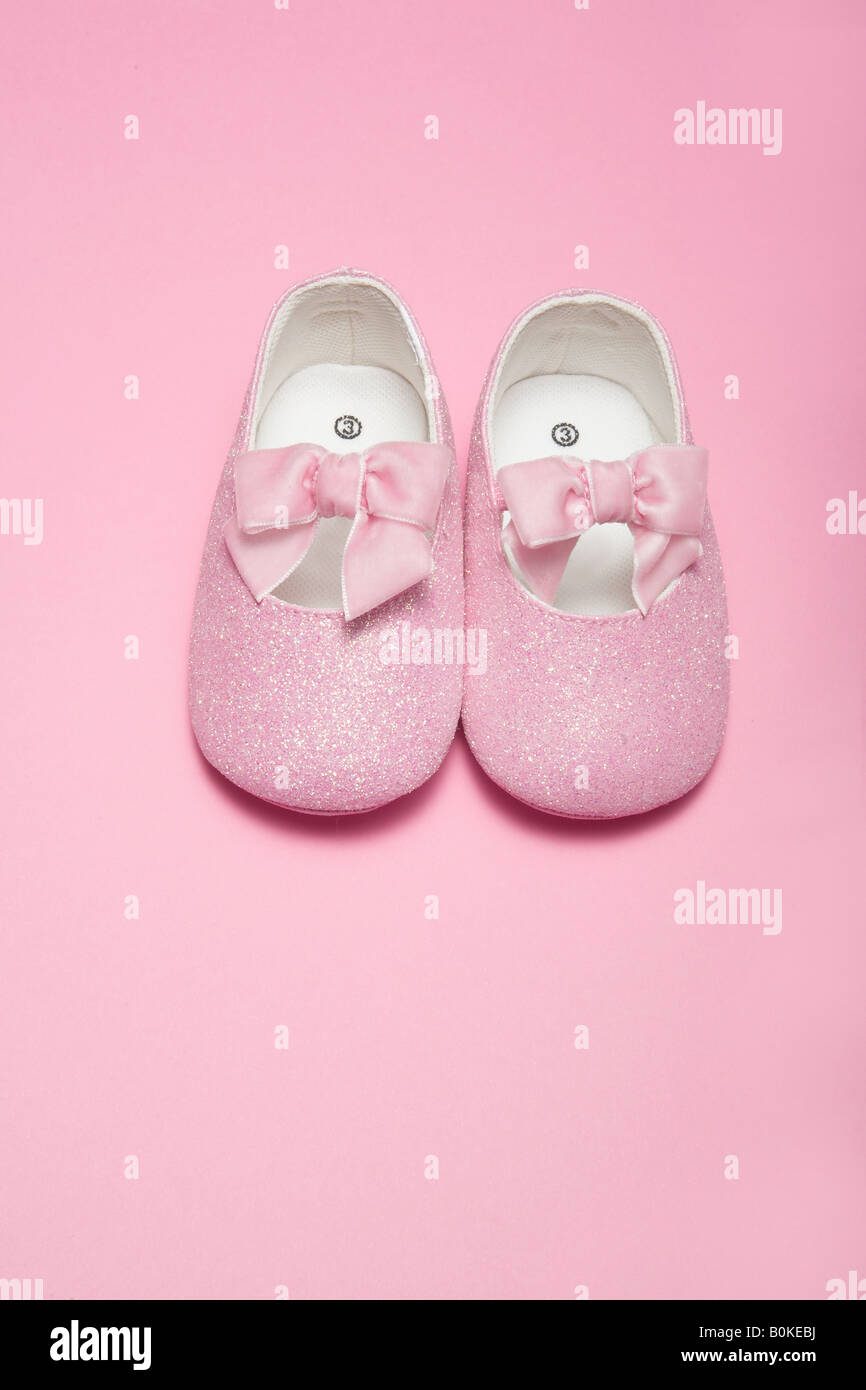Zapatitos de bebe rosa fotografías e imágenes de alta resolución - Alamy