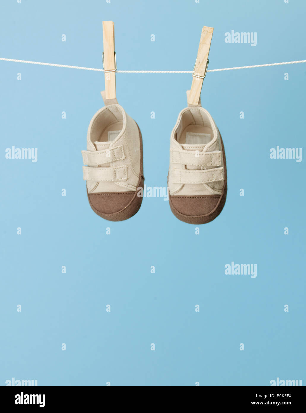 Bebé zapatillas sobre línea de ropa Fotografía de stock - Alamy