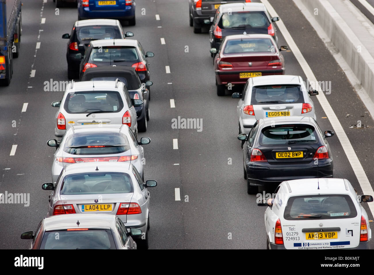 Berlinas a los paragolpes en la congestión del tráfico en la autopista M25 de Londres Reino Unido Foto de stock