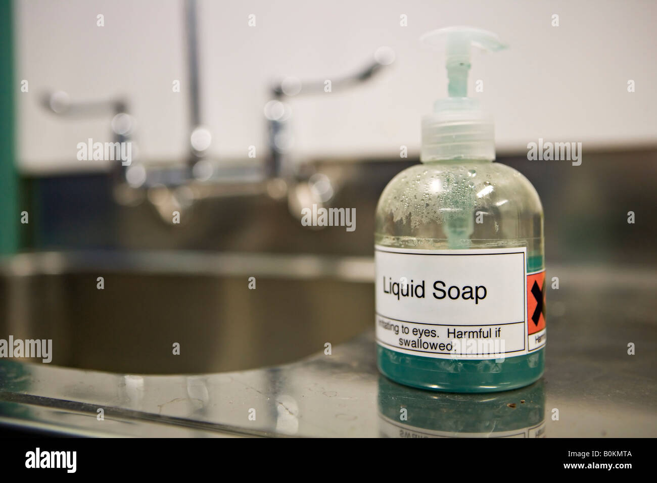 Jabón líquido en la escuela laboratorio todas las cosas que necesitaban ser  etiquetados claramente para los peligros Fotografía de stock - Alamy