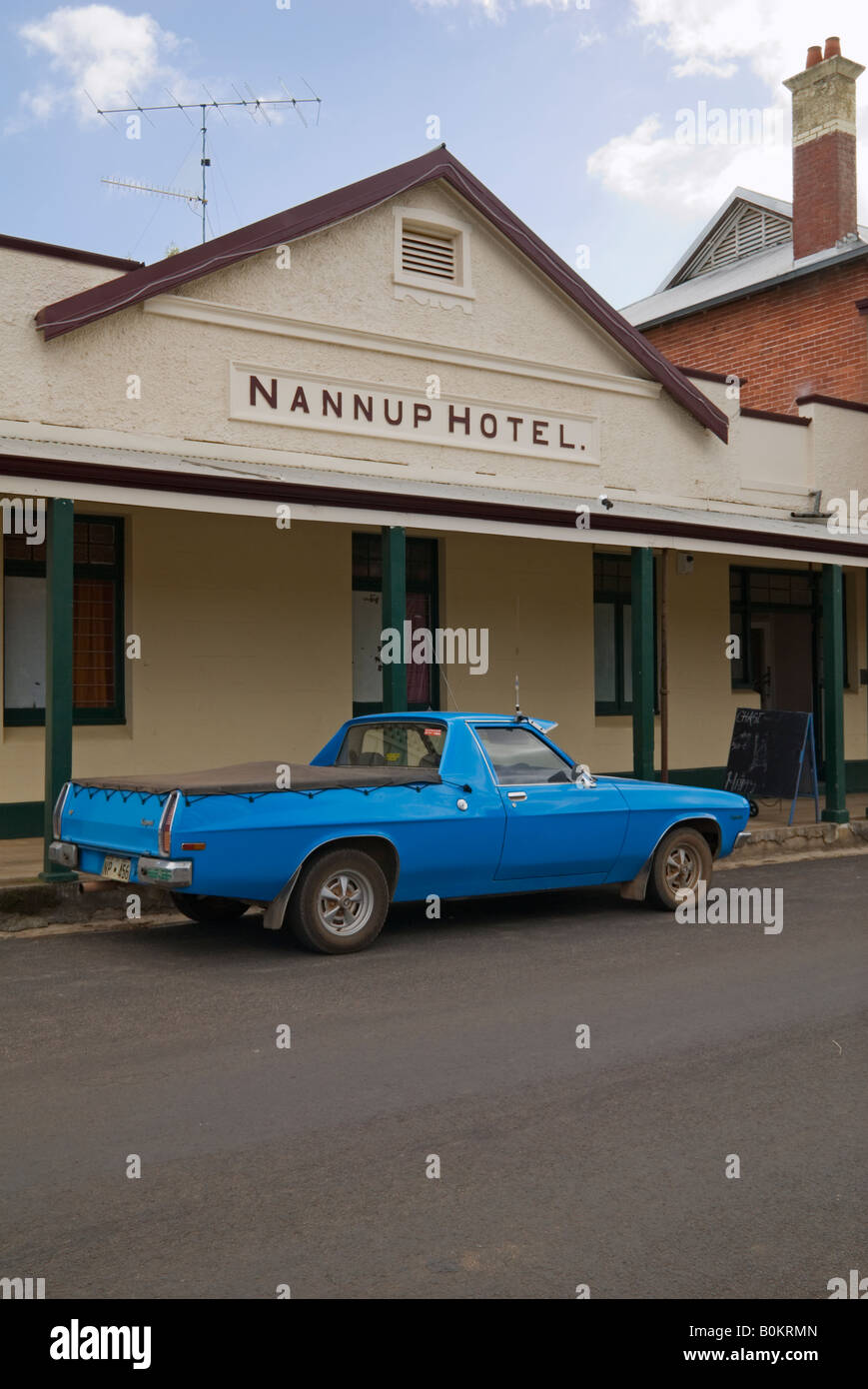 Un viejo azul Holden Ute aparcado fuera un país tradicional antiguo pub, Nannup, Australia Occidental Foto de stock