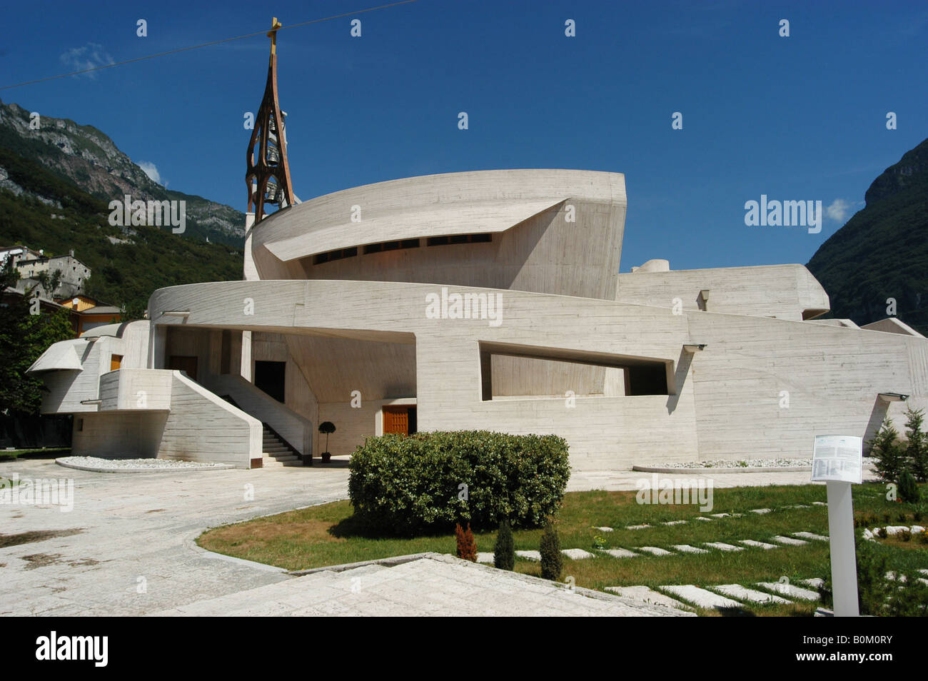 Iglesia en Longarone - Veneto Italia Triveneto Foto de stock