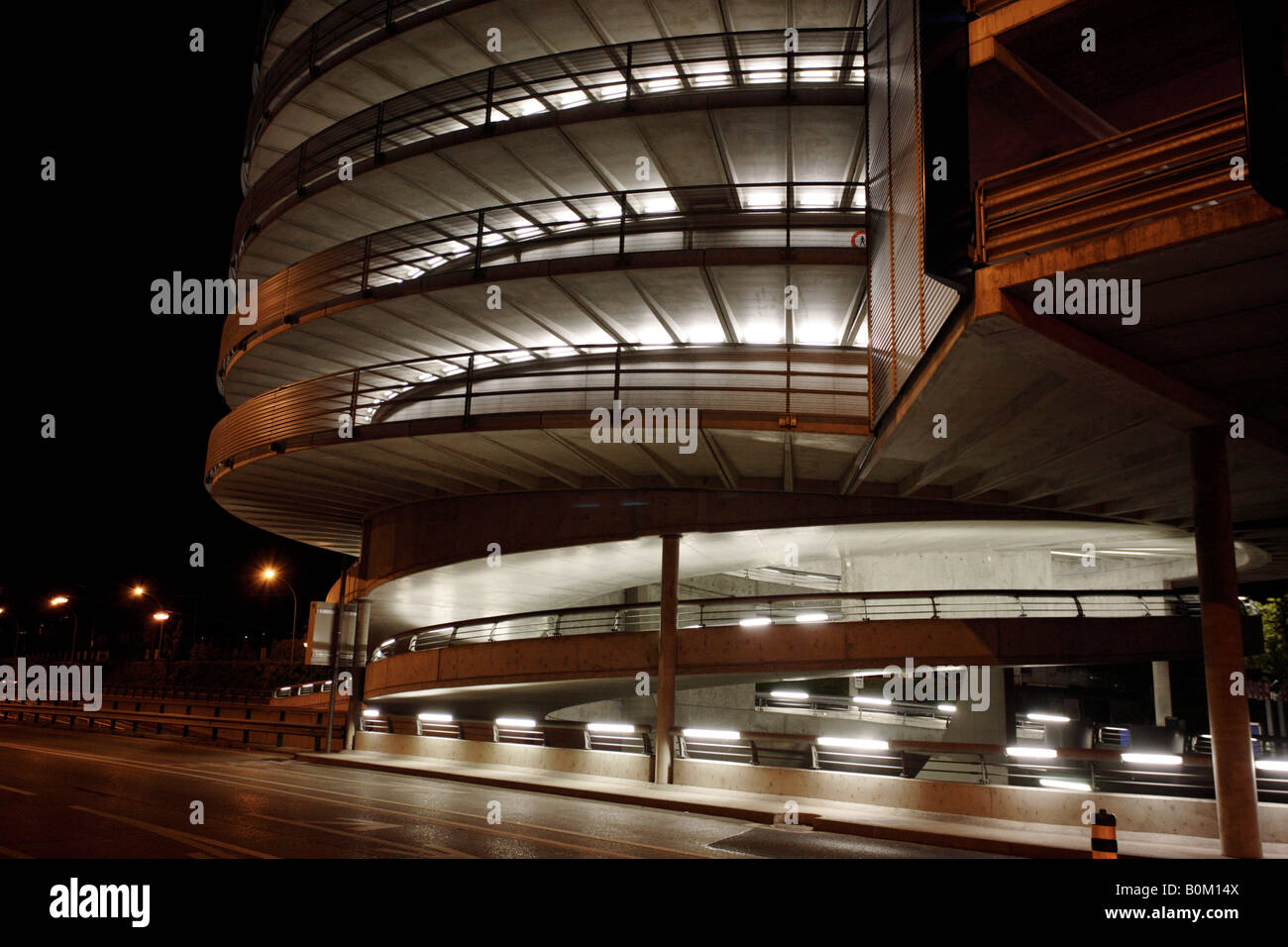 Un aparcamiento de varios pisos iluminados en Ginebra, Suiza en la noche Foto de stock