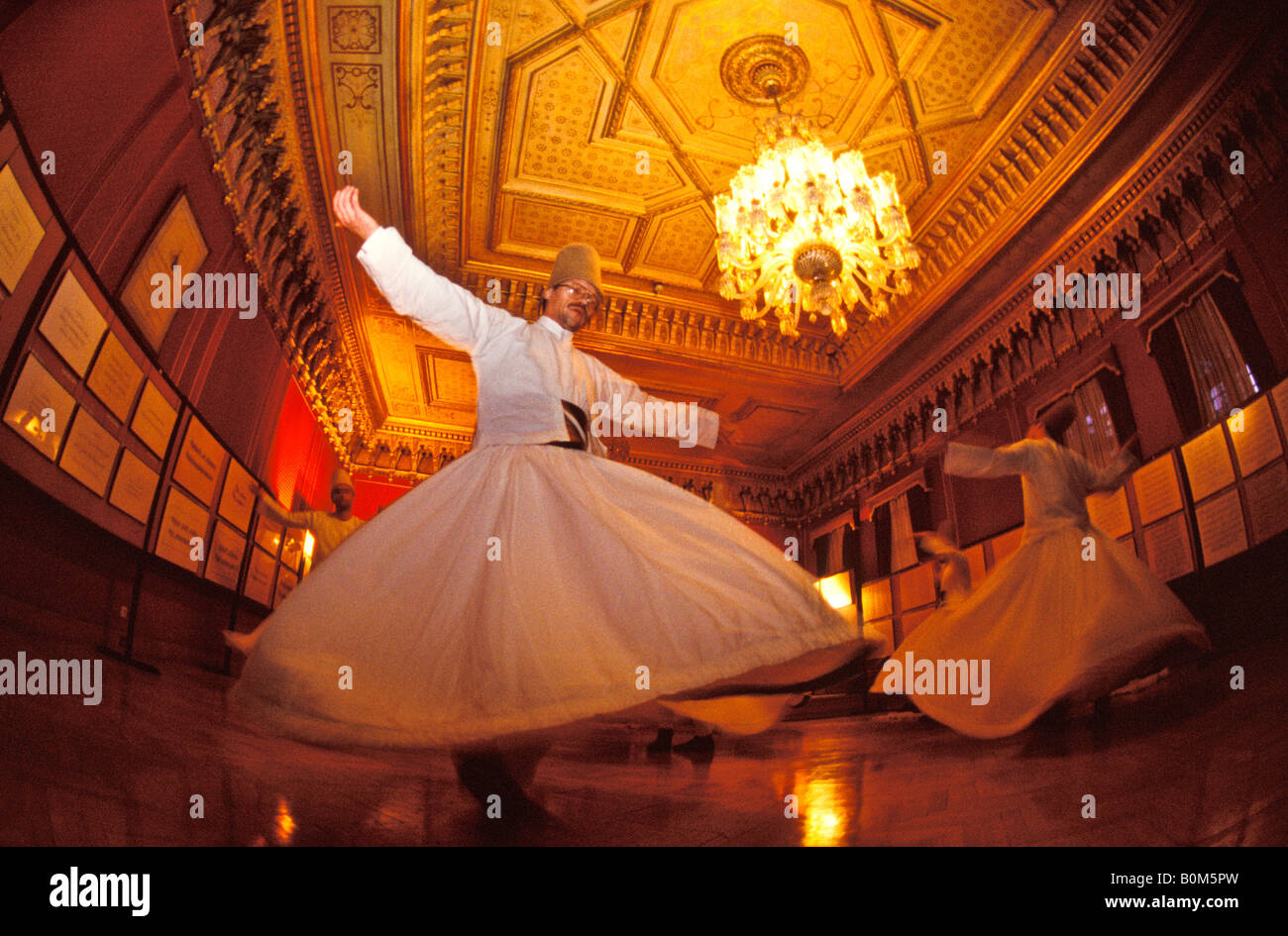 Estambul TURQUÍA derviches danzantes de bailar y actuar en Yildiz