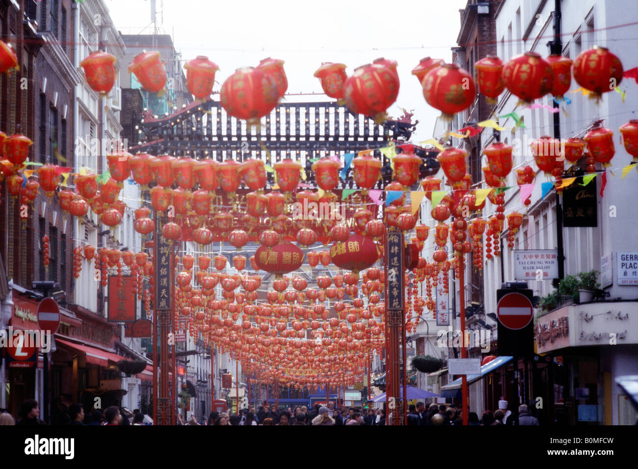 Faroles rojos en Gerrard Street, Chinatown, Londres para el Año Nuevo Chino, 2007 Foto de stock