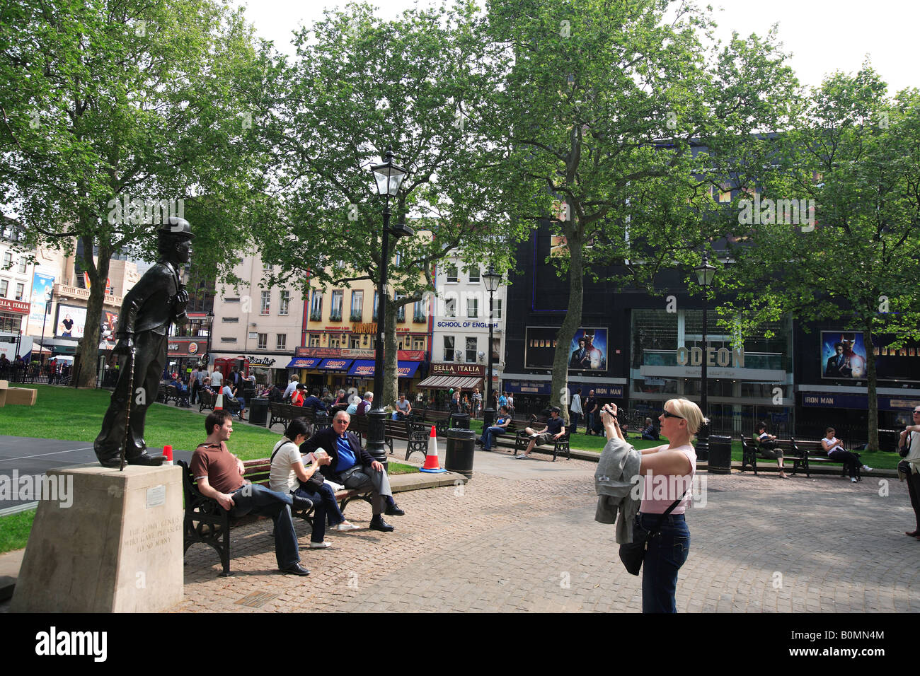 Europa Londres Leicester square Charlie Chaplin estatua en los jardines Foto de stock