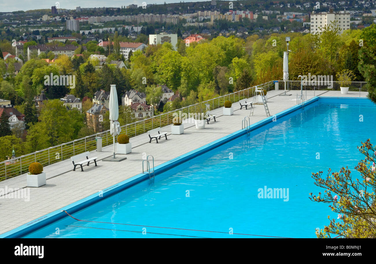 "Malas" Opel piscina encima del distrito Villa de Wiesbaden, Alemania. Foto de stock