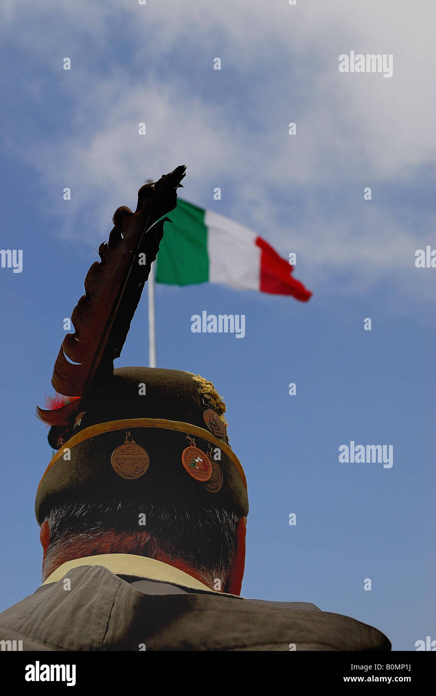 81. Alpini Reunión Nacional. Bassano del Grappa, Italia, 9-10-11 de mayo de 2008.Un veterano mira la bandera italiana Foto de stock