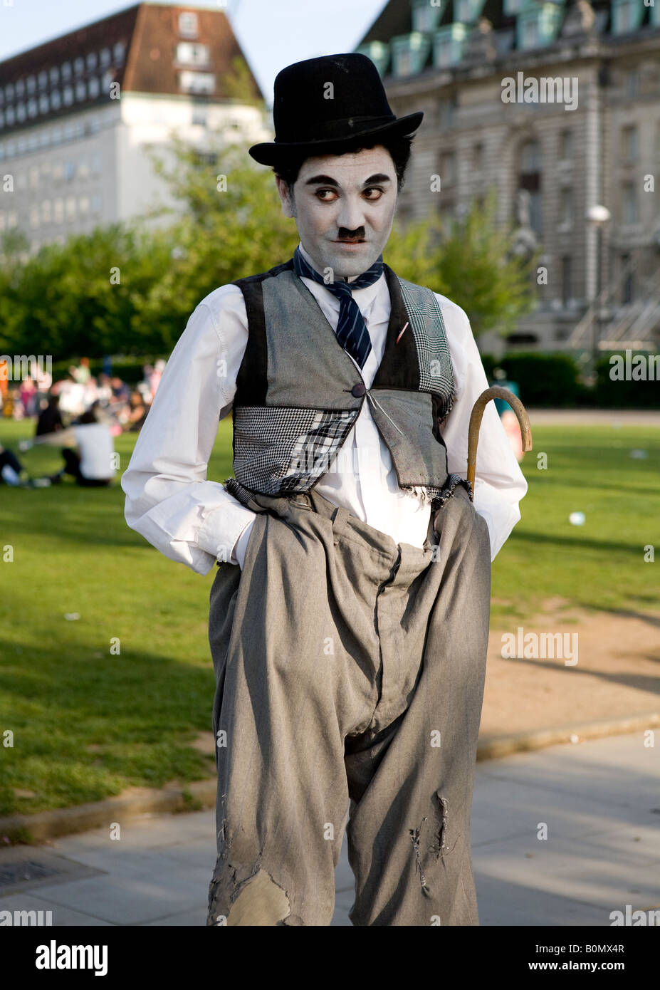 Charlie Chaplin en el South Bank de Londres, Reino Unido Europa Fotografía  de stock - Alamy