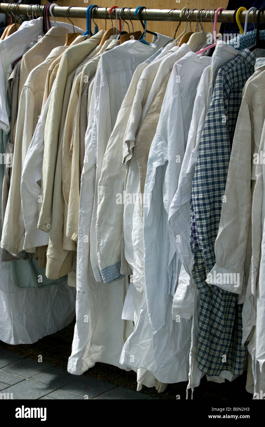 Viejo de camisas en perchero en Spitalfields Market Fotografía de stock - Alamy