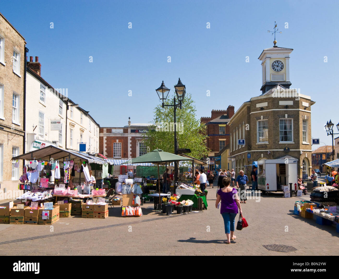 La torre del reloj y puestos de mercado en el centro de la ciudad en Brigg, Norte de Lincolnshire, Reino Unido Foto de stock