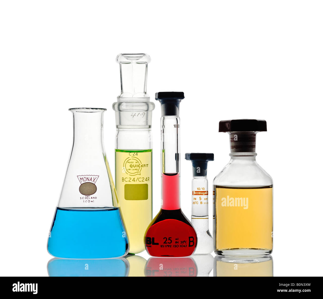 El material de vidrio de laboratorio llenos con productos químicos  Fotografía de stock - Alamy